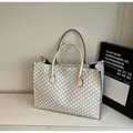 Dettaglio macro della borsa tote in pelle color crema con stampa di lettere e doppi manici - Bianco Sporco