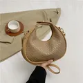 Sac à main demi-lune tressé kaki avec texture à carreaux et détails métalliques - Kaki