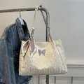 Bolso tote plisado en blanco roto con emblema de mariposa plateada y pañuelo de seda - Blanco
