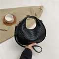 Sac à main croissant en cuir tressé noir avec détails dorés et bandoulière amovible - Noir