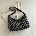 Minimalistische schwarz-weiße Tragetasche mit Schachbrettmuster und verstellbarem Schultergurt - Schwarz