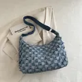 Schultertasche aus Jeansstoff mit blau-weißem Karomuster und Fransen-Details - Hellblau