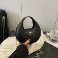 Klassische schwarze Halbmond-Handtasche aus Kunstleder mit edler goldener Metallkette - Schwarz