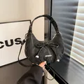 Sac hobo noir en forme de croissant avec nœud décoratif et similicuir texturé - Noir
