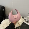 Rosa Mini-Mondtasche aus glattem PU-Leder mit einer goldenen Metallketten-Schultergurt - Rosa