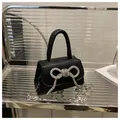Mini sac à main noir avec nœud en strass argenté et bandoulière en chaîne - Noir