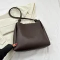 Sac cabas marron foncé minimaliste avec bandoulières nouées pour un usage quotidien - Marron