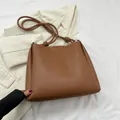 Sac fourre-tout en cuir marron caramel avec nœud élégant sur la bandoulière réglable - Marron Jaune