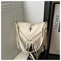 Sac bandoulière blanc crème avec franges, croix métallique et détails de rivets - Blanc
