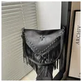 Sac bandoulière noir en cuir avec franges, badge croix en métal et rivets argentés - Noir