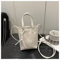 Détail du mini sac cabas blanc crème avec embossage Fashion Bags sur table en bois - Blanc