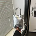 Borsa a tracolla argento minimalista per cellulare con manici e scritte alla moda - Argento