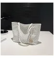 Bolso tote blanco con estampados M grises y detalle de hebilla circular metálica dorada - Blanco