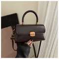 Bolso de mano marrón chocolate brillante con hebilla cuadrada dorada y correa ajustable - Marrón Oscuro