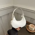 Mini-Mondtasche aus weißem Leder mit Litschi-Muster und eleganten goldenen Beschlägen - Weiß