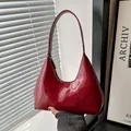 Elegante burgunderrote Lackleder-Hobotasche mit Glanzeffekt und schmalem Schultergurt - Rot
