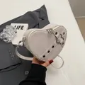 Sac bandoulière chic en forme de cœur blanc crème avec rivets argentés et boucle métal - Blanc Cassé