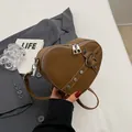Sac à bandoulière cœur en cuir marron avec sangles à rivets argentés tendance - Café