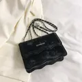 Sac bandoulière vintage noir avec bords ondulés et détails de chaîne en argent - Noir
