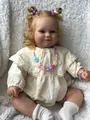 Detailansicht der 60cm Reborn-Puppe Maddie mit blonden Locken und Gänseblümchen-Stickerei - Gänseblümchen Kleid Stil (Maddie)