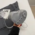 Sac bandoulière argenté en forme de cœur avec rivets métalliques et fine lanière - Argent