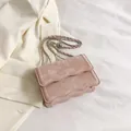Petit sac carré rose clair avec bords ondulés et bandoulière en chaîne argentée - Rose