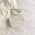 Sac bandoulière carré blanc crème avec bords ondulés et bandoulière chaîne à bille argentée - Blanc