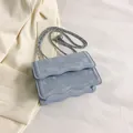 Sac bandoulière bleu clair minimaliste avec rabat ondulé et bandoulière en chaîne - Bleu