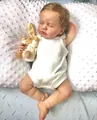 Dettaglio della bambola realistica LouLou con texture della pelle 3D e vene visibili - Stile Dormiente Occhi Chiusi - Corpo in Stoffa (Con Coniglio)