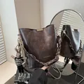 Borsa a secchiello vintage marrone in ecopelle con ciondolo a coniglio e fibbia dorata - con portachiavi / Marrone