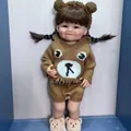 Bambola Reborn realistica da 55cm con vestito da orso lavorato a maglia marrone e sorriso - Stile Sorridente in Vinile 55cm
