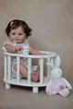 Primo piano dettagliato della bambola Maddie 60cm con abito floreale e mini biberon - Grande