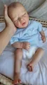 Dettaglio di una bambola reborn da 16 pollici in maglia blu che dorme in una cesta - Stile Corpo in Tessuto / Stile Completo Blu Chiaro