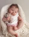 Nahaufnahme der realistischen schlafenden Reborn-Puppe mit 3D-Haut und Teddybär - Realistischer Schlafstil / Standardtyp