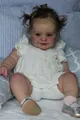 Detailansicht der Maddie Reborn-Baby-Puppe im weißen Spitzen-Strampler und Schuhen - Wie abgebildet / 60 cm