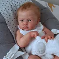 Lebensechte 24-Zoll-Reborn-Babypuppe in weißer Weste mit Hautstruktur und Lamm-Plüsch - Großer Stoffkörper Stil