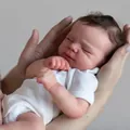 Realistische 19-Zoll Reborn Baby Puppe im weißen Body mit geschlossenen Augen und Haar - Standardgröße Stil / Stoffkörper