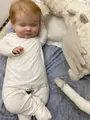 Dettaglio della bambola reborn Joseph 60cm con trama della pelle e vene realistiche - 60 cm / Stile Addormentato - Tuta Bianca