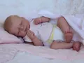 Detaillierte Makroaufnahme der 50 cm Reborn-Puppe mit realistischer Haut und schlafendem Gesicht - Wie Abgebildet / 50 cm