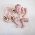 Makroansicht des 10-Zoll-Bausatzes für Reborn-Babypuppen mit Gliedmaßen und Stoffkörper - Realistischer Schlafstil (3011) / Unmontierter Teilesatz