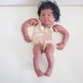 Detail van 20 inch Reborn poppenpakket, donkere huid, krullend haar en stoffen lichaam - Geschilderde Set (2188)