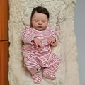 Bambola Reborn realistica da 20 pollici Laura con pelle 3D e pigiama a righe su coperta - Corpo In Vinile Completo Da 20 Pollici / A righe rosse e bianche