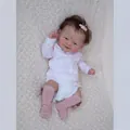 Realistische 19-Zoll-Reborn-Babypuppe mit weißem Strampler und rosa Accessoires auf Decke - 49cm Realistischer Mädchenstil