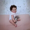 Bambola Reborn realistica da 50 cm con capelli ricci, body bianco e coniglio - Come mostrato / Stile Ragazza in Vinile Completo