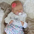 Realistische 18-Zoll Reborn-Babypuppe mit rosa Blumenoutfit und Elefantenprint-Oberteil - Vollsilikon-Stil / Bunt