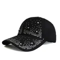 Dettaglio del berretto da baseball nero con strass scintillanti e borchie a forma di stella - Nero