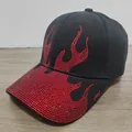Berretto da baseball nero con motivo a fiamme di strass rossi per protezione solare - Regolabile / Nero/Zircone Rosso