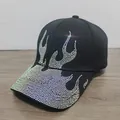 Dettaglio del cappello da baseball nero con motivi a fiamma in strass arcobaleno vivaci - Regolabile / Nero colore AB
