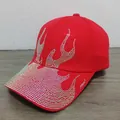 Dettaglio del motivo a fiamme di strass scintillanti su un berretto da baseball rosso - Regolabile / Rosso Colore AB