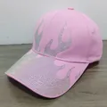 Dettaglio del cappellino rosa con motivo a fiamme in strass argentati brillanti - Regolabile / Rosa Scuro Strass AB